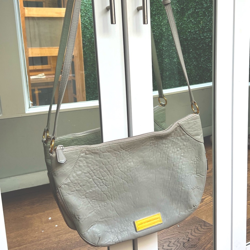 Marc Jacobs grey pebbled leather cross body bag/purse.
